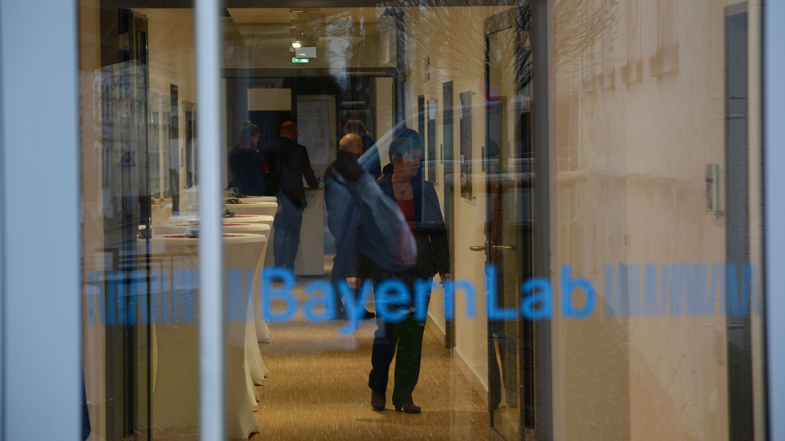 Eingangstuere BayernLab Wunsiedel - man sieht einige Besuchende durch die Glastüre